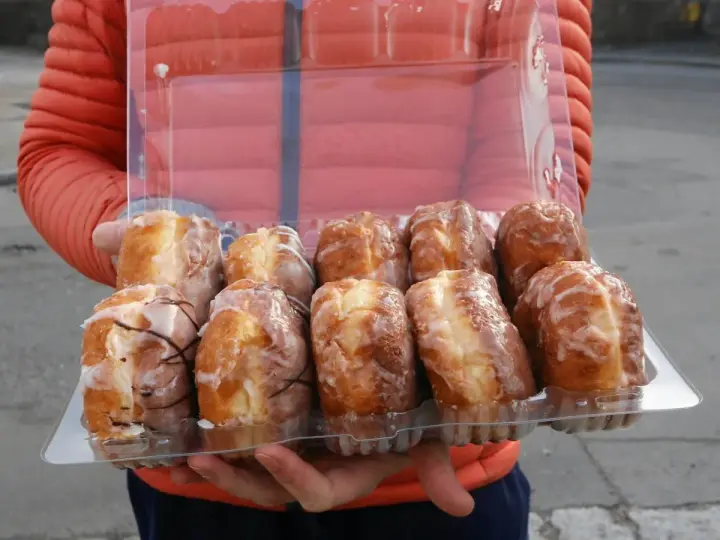 Pudełko pączków oblanych lukrem, idealnych na słodką chwilę. Każdy pączek kcal to mała przyjemność.