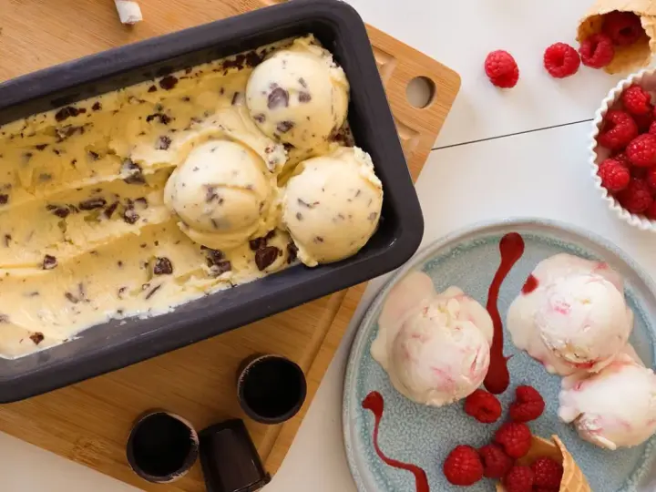 Pyszne domowe lody czekoladowe i malinowe, gotowe do podania. Idealne na upalne dni!