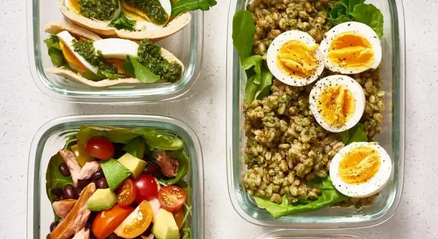Pyszne posiłki na dietę 1500 kcal: sałatka z łososiem, kasza z jajkiem i mini pity.